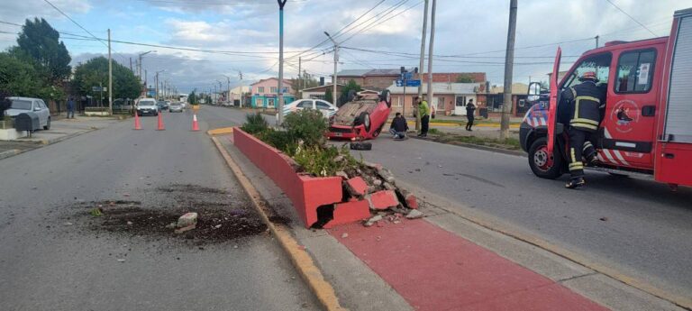 Completamente ebrio, chocó contra un cantero y volcó