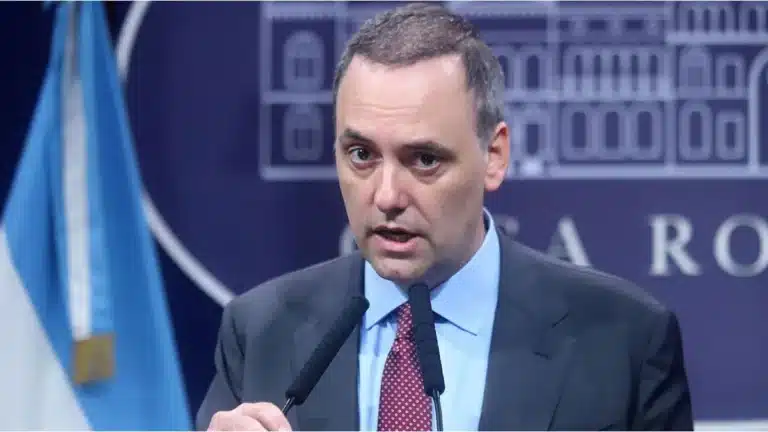Paro 8M: Adorni advierte que se descontará el día