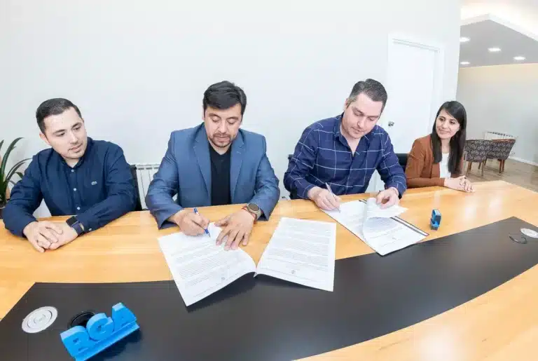 Perez y Harrington firman convenio de cooperación Río Grande-Tolhuin