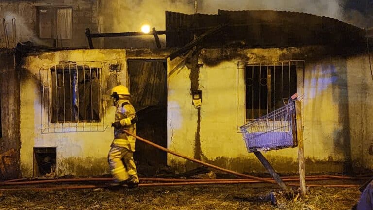 Una mujer fue rescatada de su vivienda en llamas