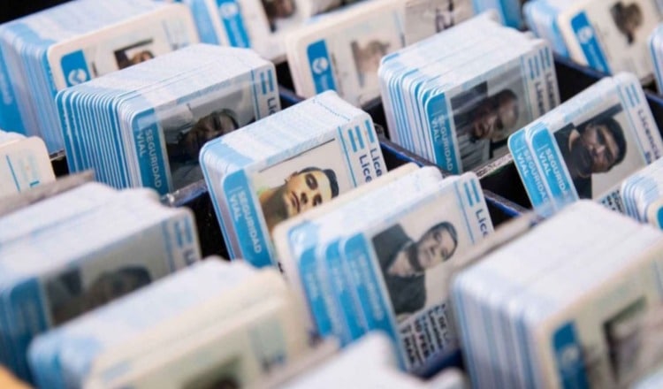 Por falta de insumos nacionales, está demorada la impresión de plásticos de licencias de conducir