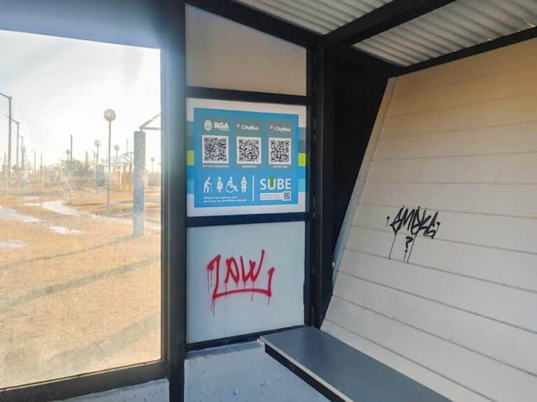 Denuncian daños en las nuevas garitas de colectivos