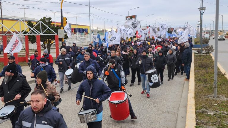 Movilización en Río Grande en rechazo a medidas del Gobierno Nacional