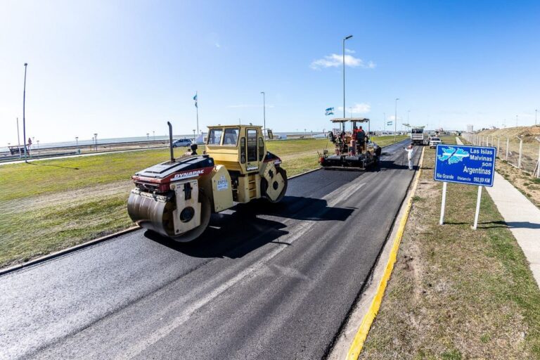Los trabajos de remediación asfáltica continúan sobre la avenida Héroes de Malvinas