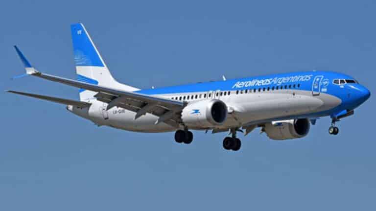 Aerolíneas Argentinas y los sindicatos firmaron el acuerdo que incluye una mejora económica