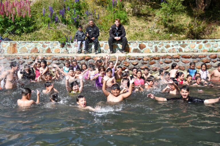 Niños y niñas pueden utilizar las Termas de Río Valdez en las colonias de verano de Tolhuin