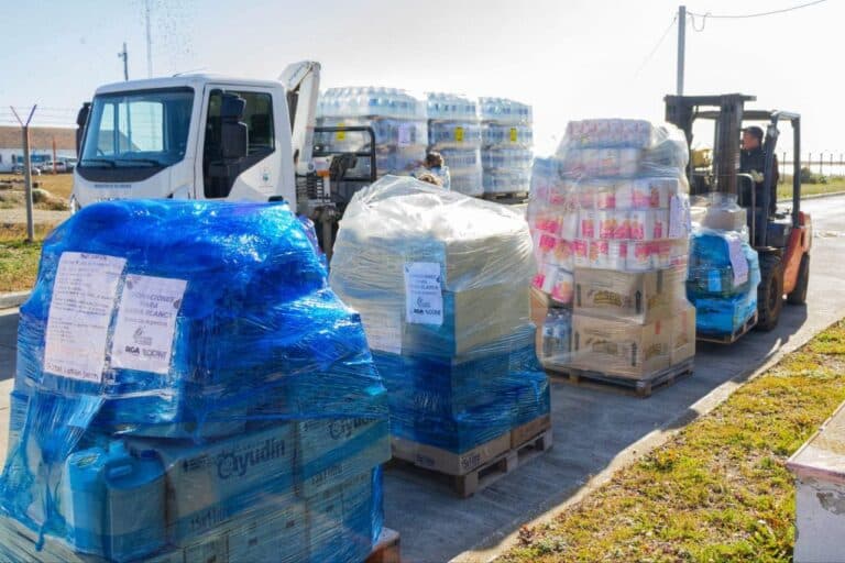 Más de 2.800 litros de agua potable y elementos de limpieza parten hacia Bahía Blanca
