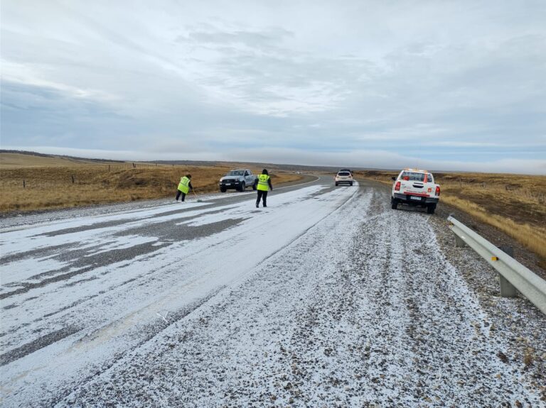 Denuncian a empresa de transporte por derramar una gran cantidad de material PET en la Ruta 3