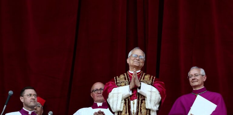 “La paz esté con ustedes” y “Gracias Francisco”, las primeras palabras de León XIV como nuevo Papa
