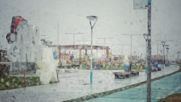 Viento y lluvias aisladas para este martes