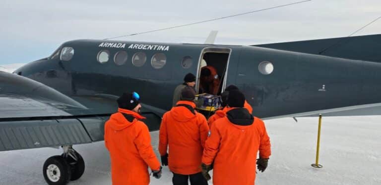 La Armada Argentina realizó una evacuación aeromédica en la Base Petrel                       
