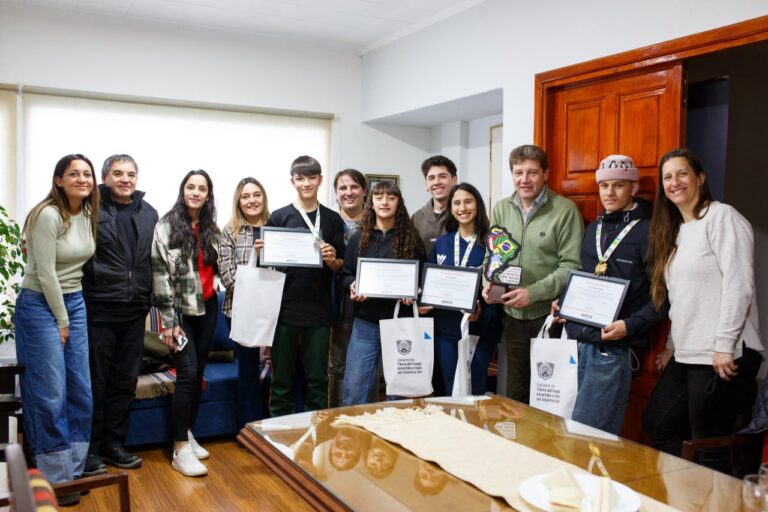 Melella recibió a los deportistas fueguinos que se destacaron en los juegos urbanos de Brasil