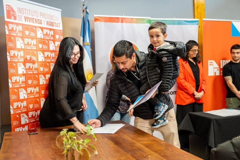 Nueva entrega de lotes a personal docente, salud y policías