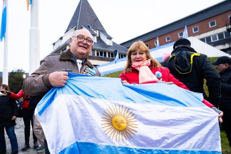 Día de la Bandera: La comunidad fueguina homenajeó a Manuel Belgrano