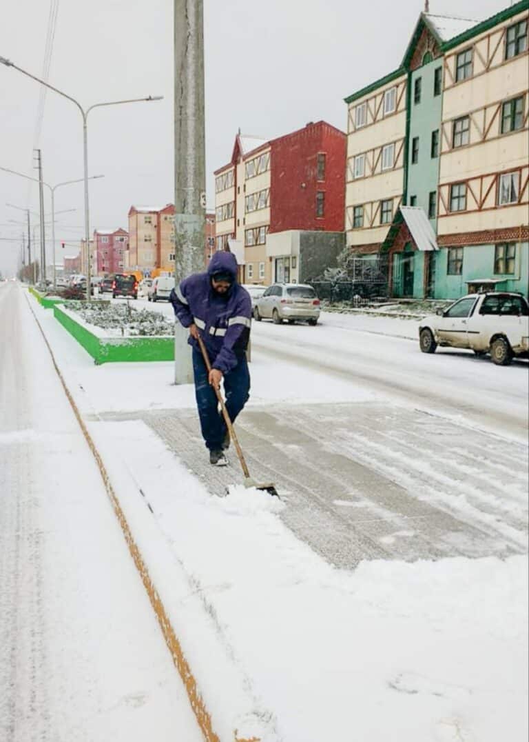 Tras la primera nevada del año, despejan calles y espacios públicos