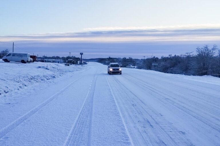 Debido a las nevadas, recomiendan transitar con precaución en la Ruta 3