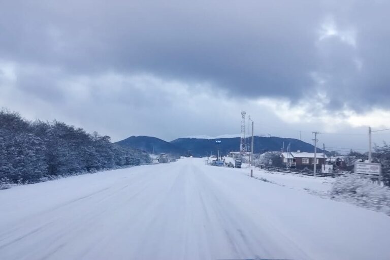 Ante la continua caída y acumulación de nieve, reiteran conducir por Ruta 3 en caso de necesidad y urgencia