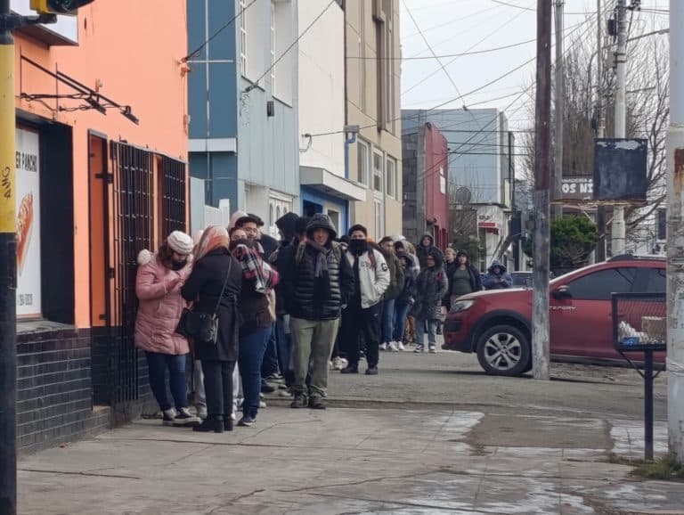 Postal de la crisis: cien metros de fila para conseguir trabajo en un kiosco