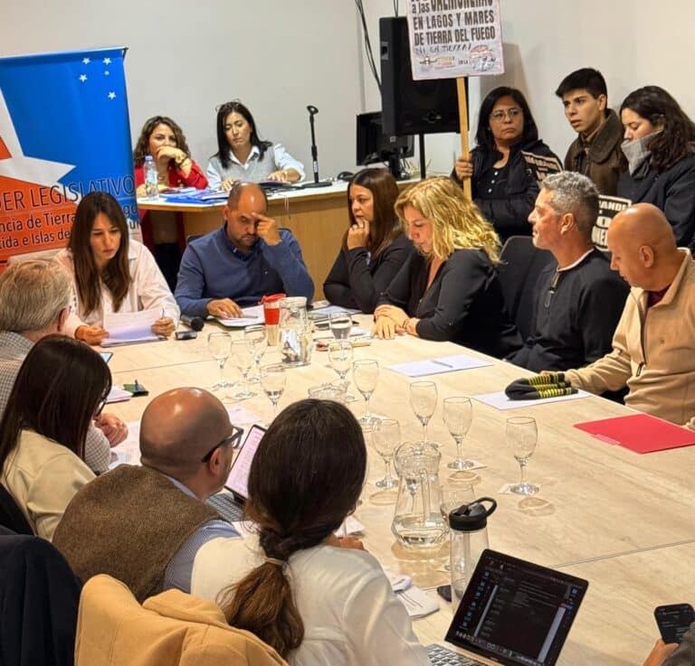 La renuncia de Colazo tras el escándalo por las salmoneras abre un abanico de interrogantes