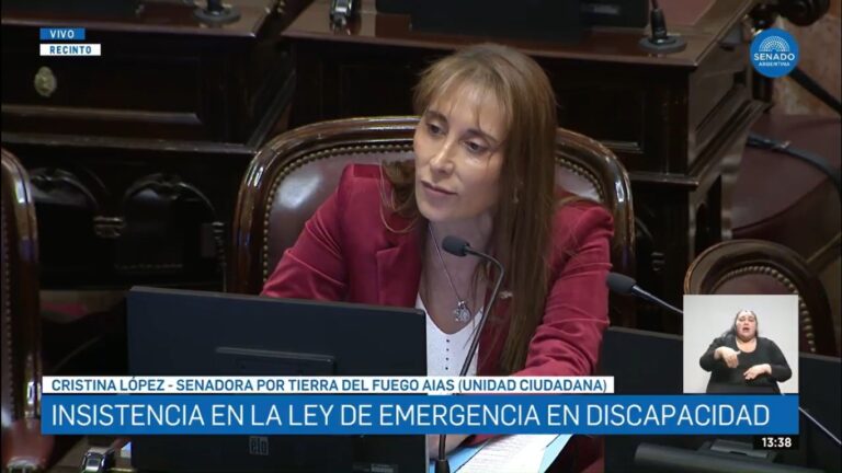 Cristina López y otra insólita intervención: Cantó en el Congreso