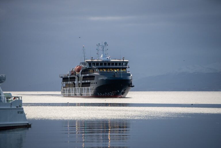 Ushuaia recibió al primer crucero antártico de la Temporada 2025-2026