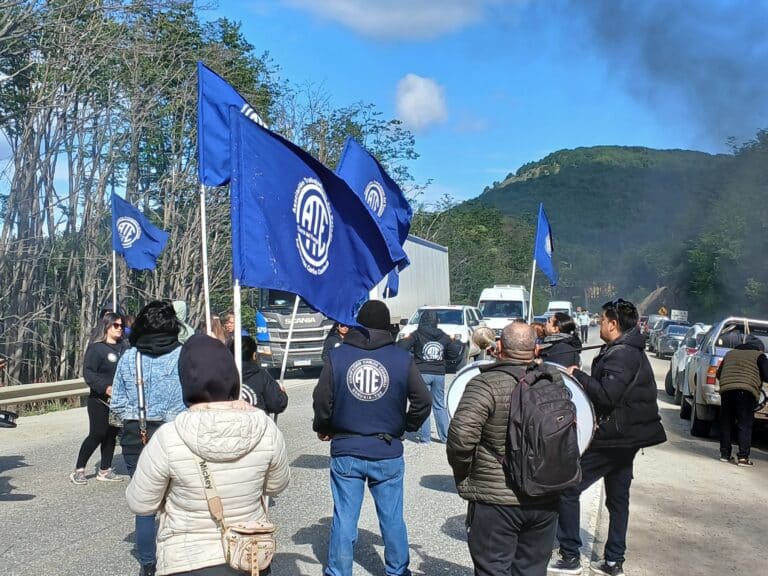 ATE continúa con el corte en la Ruta 3 por reclamos salariales