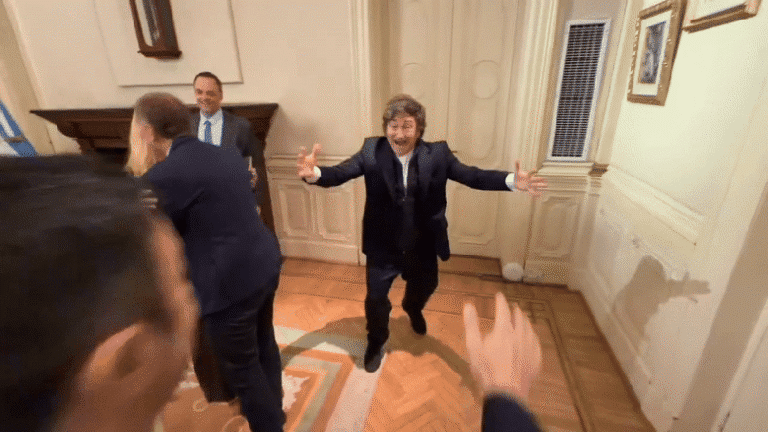 Abrazos, saltos y James Brown de fondo: Milei se reunió con su nuevo Gabinete