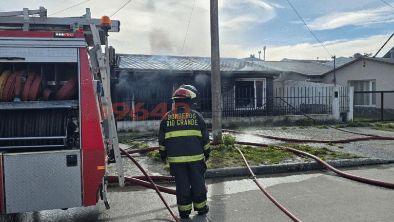 Amigos se movilizan: Piden colaboración para una familia que perdió todo en un incendio