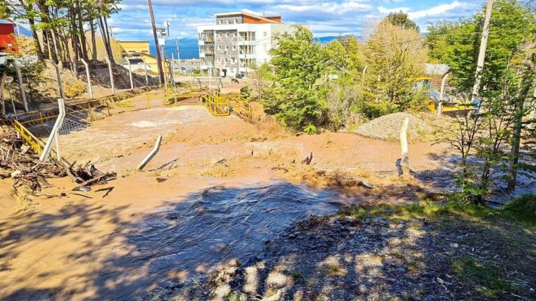 Desbordes de arroyos afectaron algunas zonas de Ushuaia